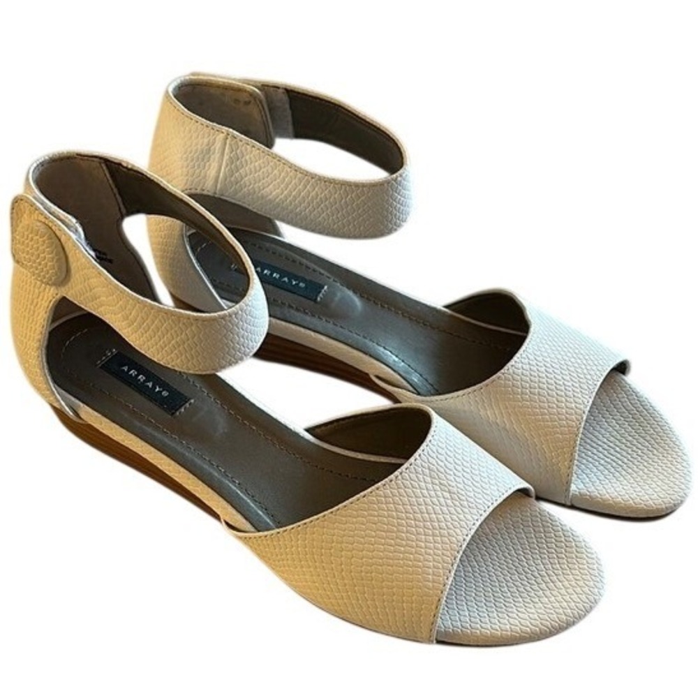 NWT Array Havana Womens White Wedge Sandals 8N Ankle Strap Snakeskin Textured